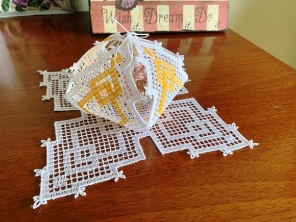 A Designer's Review of the FSL Gift Box Embroidery Design